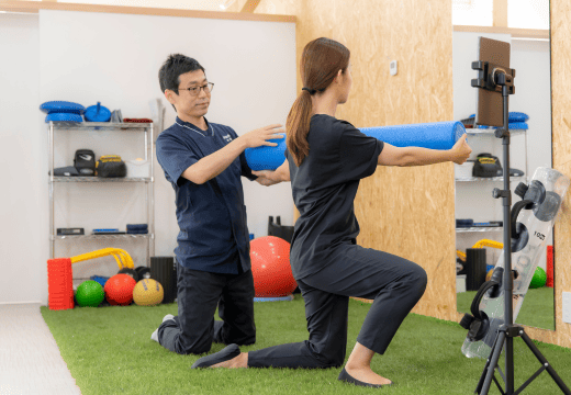 本沢整骨院で肩まわりの運動をサポートしている様子