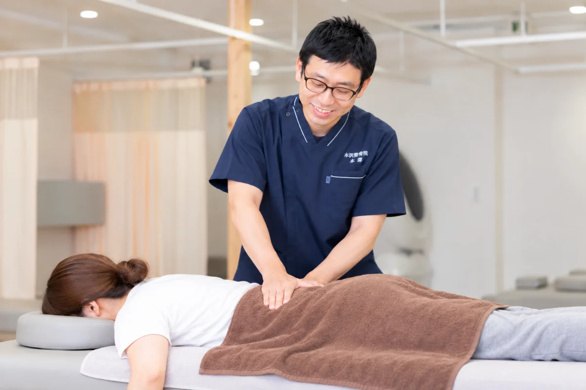 本沢整骨院で腰の施術を受けている様子